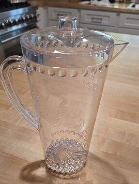 Clear Plastic Beverage Pitcher with Lid - Transparent